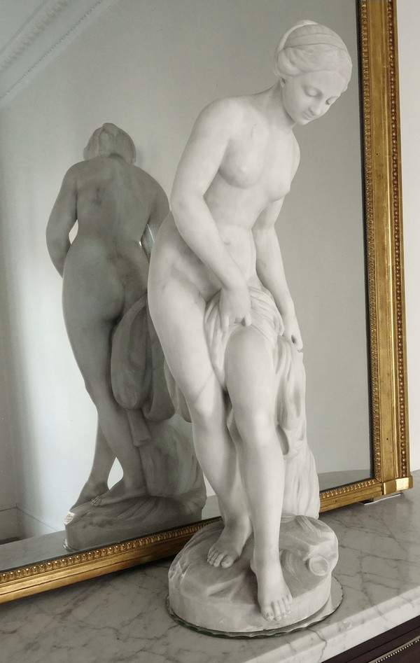 Grande statue, baigneuse en marbre d'après Falconet, 83cm