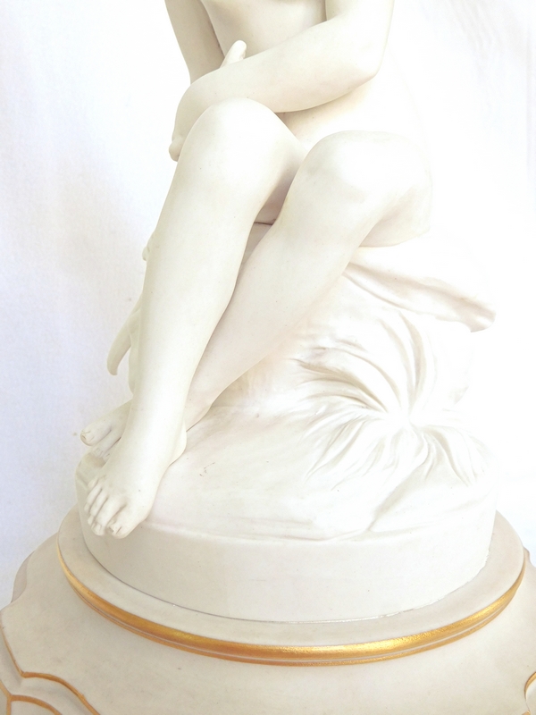 Sèvres : petite fille cachant l'arc de l'amour, biscuit de porcelaine d'après Falconet - signé, 1899