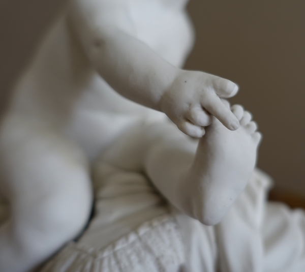 Madame Royale, Marie Thérèse Charlotte de France, l'enfant au coussin en biscuit attribué à Dagoty