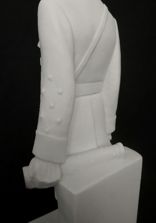 Biscuit de Sèvres : statue du Maréchal Foch, 30cm - signée Lejan