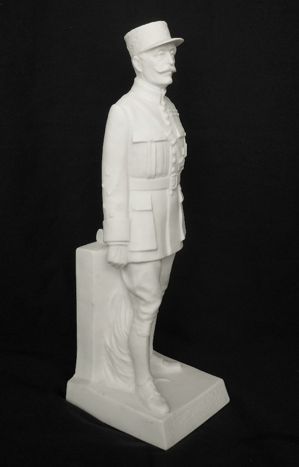 Biscuit de Sèvres : statue du Maréchal Foch, 30cm - signée Lejan