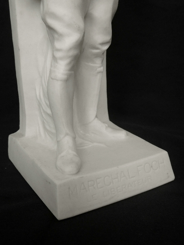 Biscuit de Sèvres : statue du Maréchal Foch, 30cm - signée Lejan