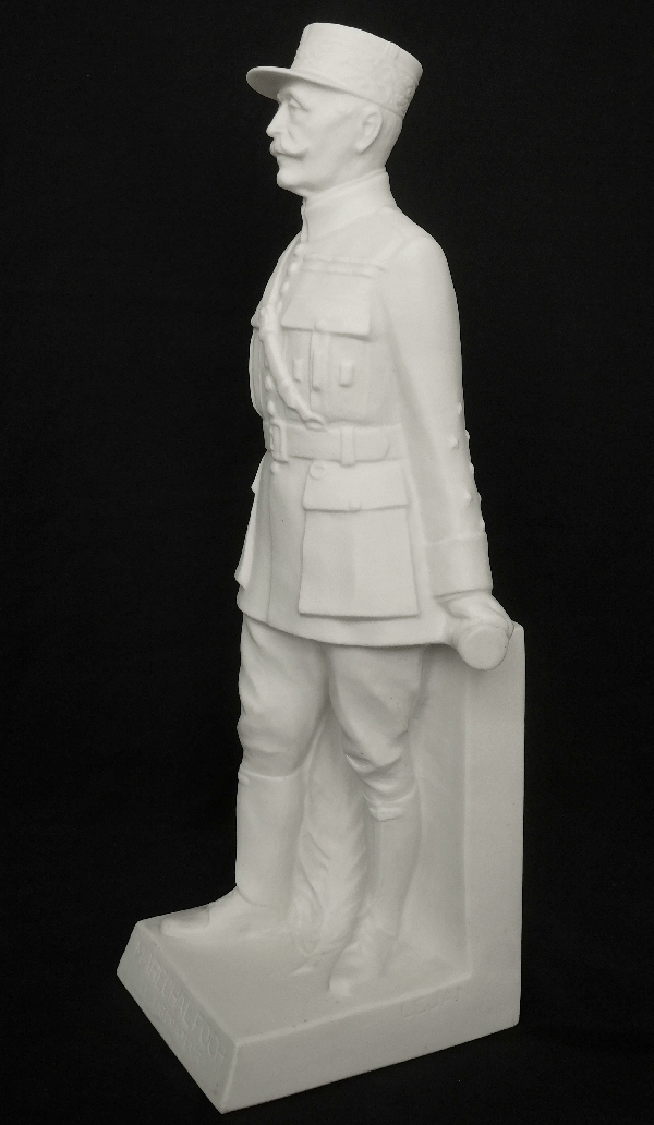 Biscuit de Sèvres : statue du Maréchal Foch, 30cm - signée Lejan