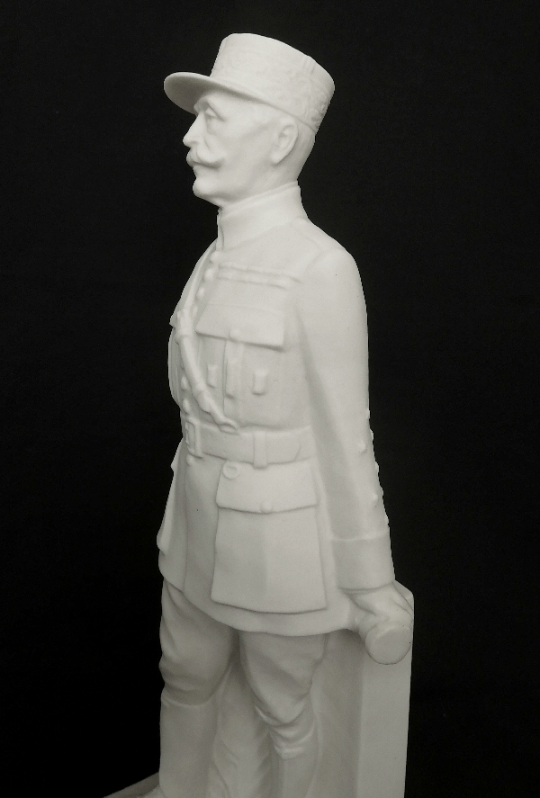 Biscuit de Sèvres : statue du Maréchal Foch, 30cm - signée Lejan