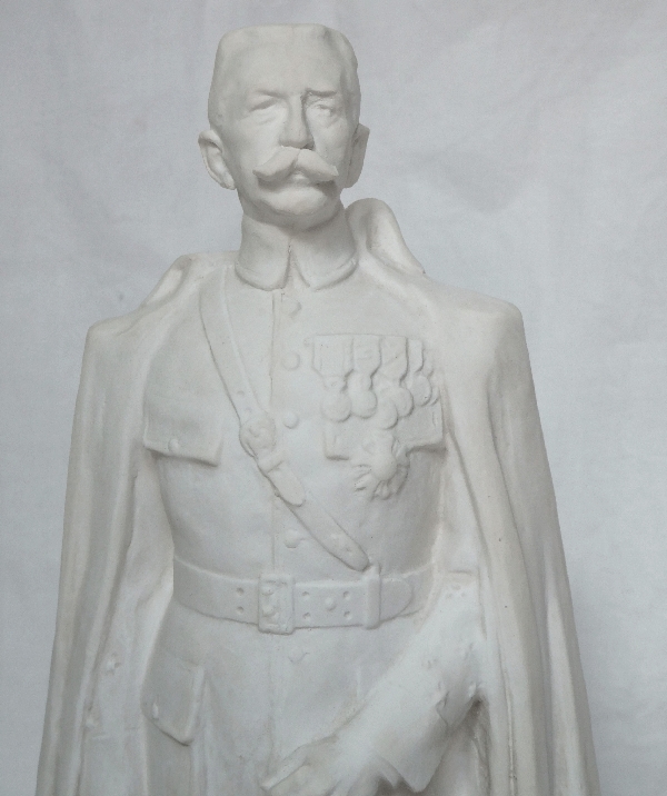 Biscuit de Sèvres : statue du Maréchal Lyautey, signée, 1943