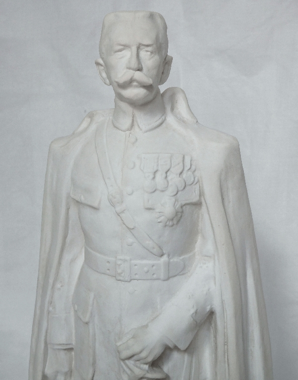 Biscuit de Sèvres : statue du Maréchal Lyautey, signée, 1943