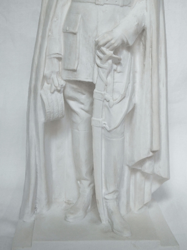 Biscuit de Sèvres : statue du Maréchal Lyautey, signée, 1943