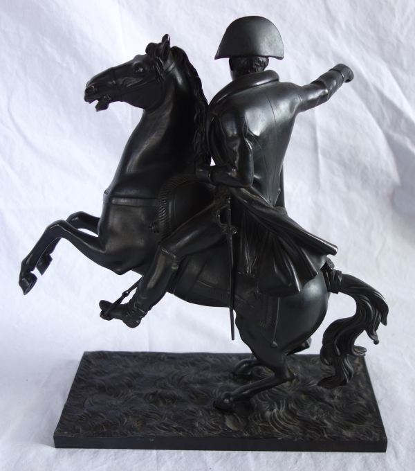 L'Empereur Napoleon à cheval, bronze à patine brun noir d'époque début XIXe siècle