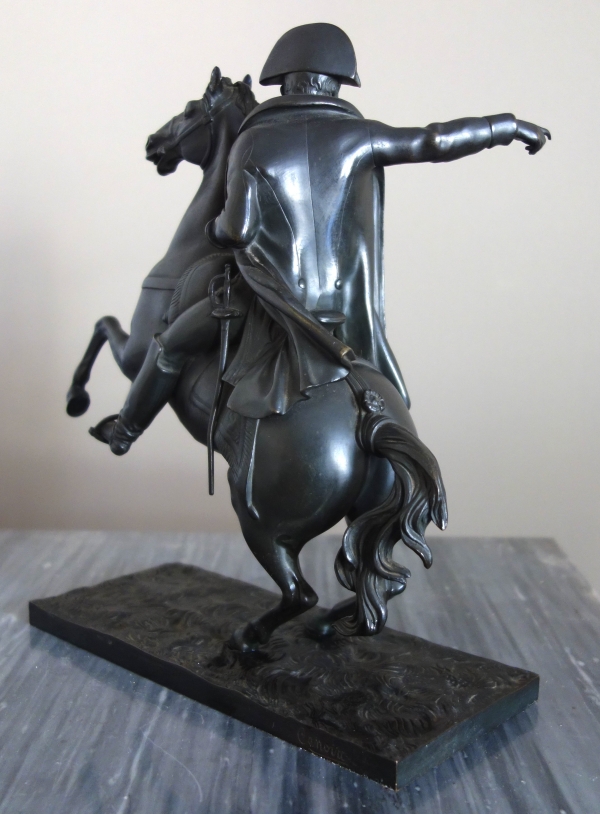 L'Empereur Napoleon à cheval, bronze à patine brun noir d'époque début XIXe siècle