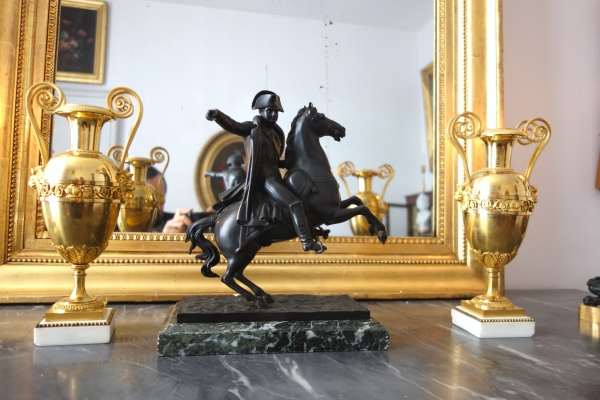 L'Empereur Napoleon à cheval, bronze à patine brun noir d'époque début XIXe siècle