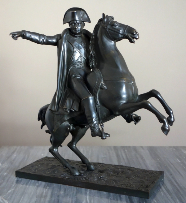 L'Empereur Napoleon à cheval, bronze à patine brun noir d'époque début XIXe siècle