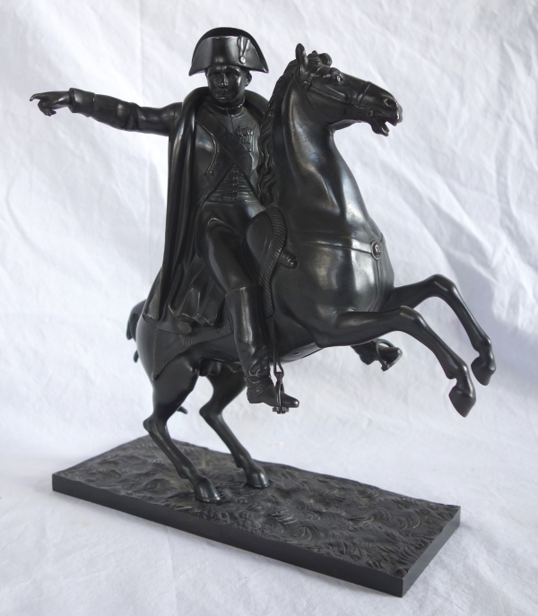 L'Empereur Napoleon à cheval, bronze à patine brun noir d'époque début XIXe siècle
