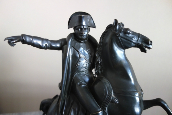 L'Empereur Napoleon à cheval, bronze à patine brun noir d'époque début XIXe siècle