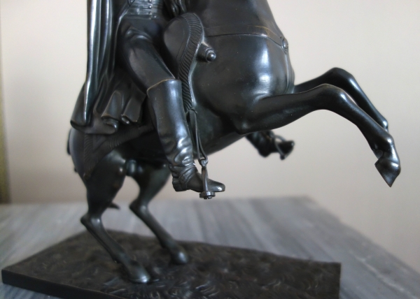 L'Empereur Napoleon à cheval, bronze à patine brun noir d'époque début XIXe siècle