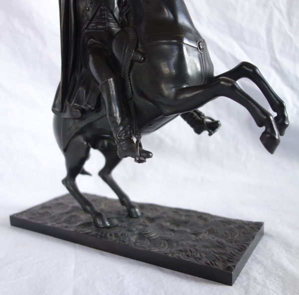 L'Empereur Napoleon à cheval, bronze à patine brun noir d'époque début XIXe siècle