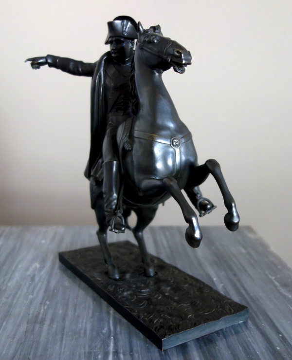 L'Empereur Napoleon à cheval, bronze à patine brun noir d'époque début XIXe siècle