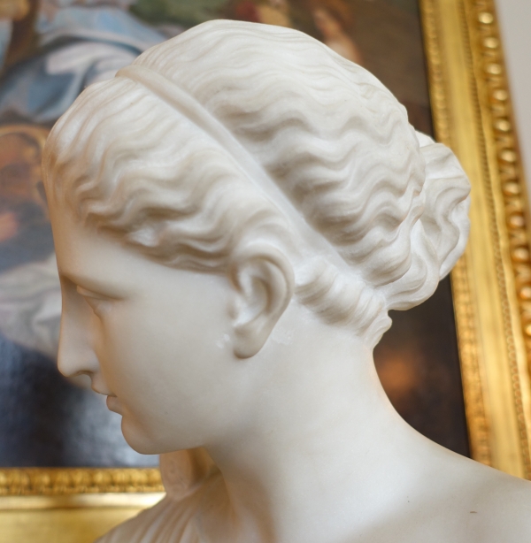 Neoclassical sculpted Carrara marble bust : woman dressed in the antique way - 47.5cm