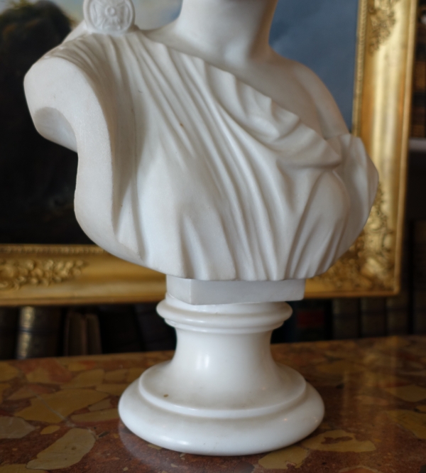 Neoclassical sculpted Carrara marble bust : woman dressed in the antique way - 47.5cm