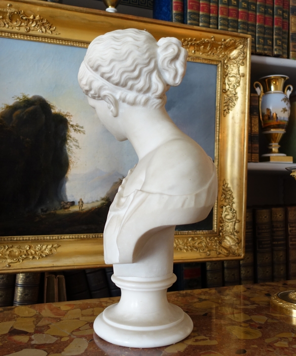 Neoclassical sculpted Carrara marble bust : woman dressed in the antique way - 47.5cm