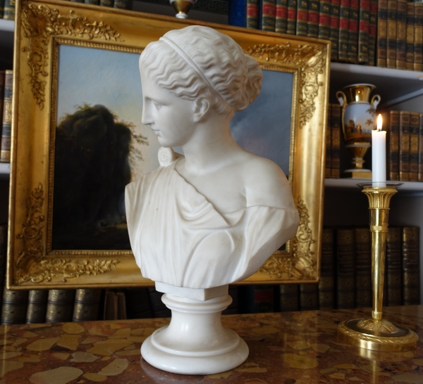 Neoclassical sculpted Carrara marble bust : woman dressed in the antique way - 47.5cm
