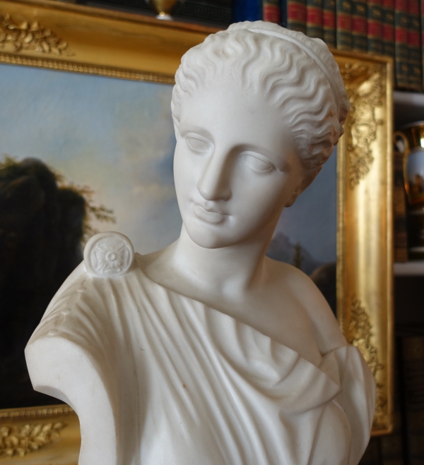 Neoclassical sculpted Carrara marble bust : woman dressed in the antique way - 47.5cm