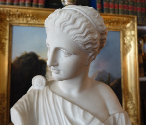 Neoclassical sculpted Carrara marble bust : woman dressed in the antique way - 47.5cm