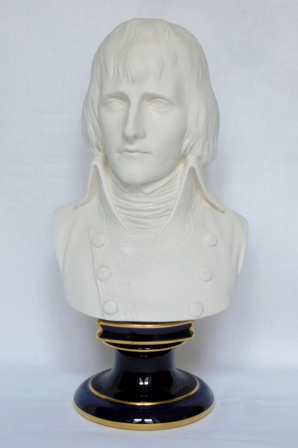 Sèvres : buste du Général (Napoléon) Bonaparte en biscuit de porcelaine - signé