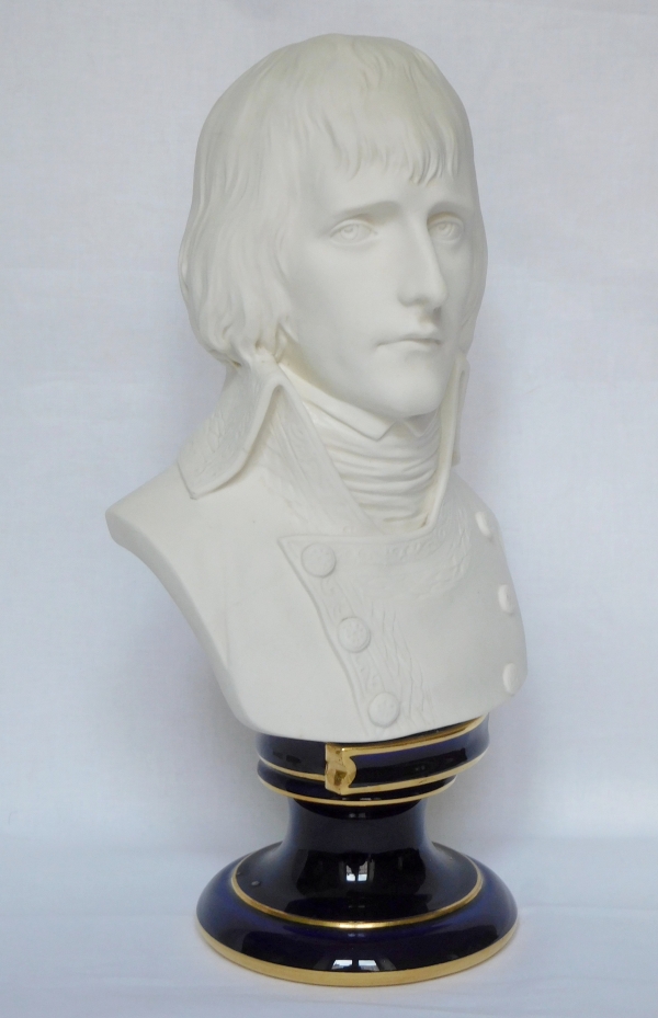 Sèvres : buste du Général (Napoléon) Bonaparte en biscuit de porcelaine - signé