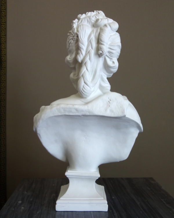 Buste de la Reine Marie-Antoinette en biscuit de porcelaine, modèle de Lecomte par Samson - 42cm