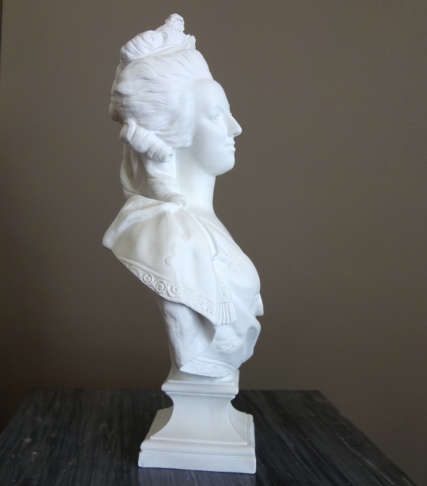 Buste de la Reine Marie-Antoinette en biscuit de porcelaine, modèle de Lecomte par Samson - 42cm