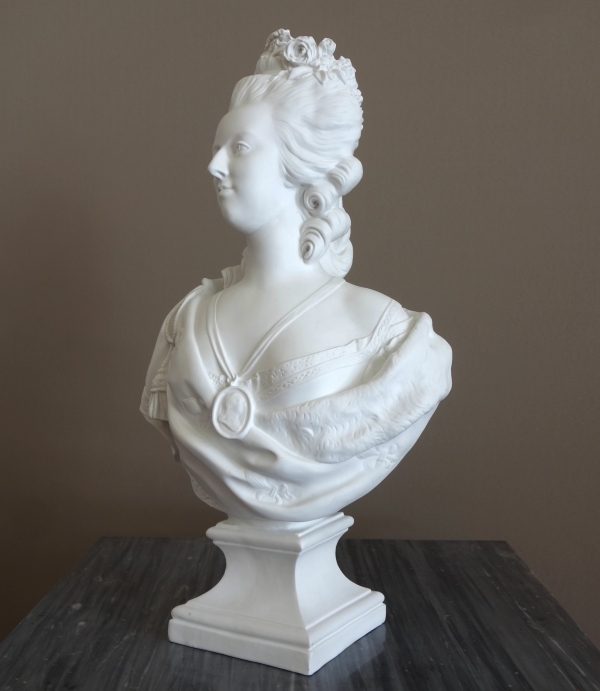 Buste de la Reine Marie-Antoinette en biscuit de porcelaine, modèle de Lecomte par Samson - 42cm