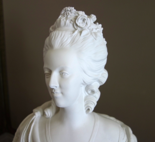 Buste de la Reine Marie-Antoinette en biscuit de porcelaine, modèle de Lecomte par Samson - 42cm