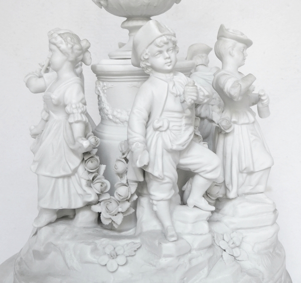 Grand centre de table de style Louis XVI en biscuit de porcelaine, époque XIXe