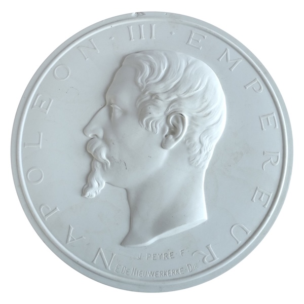 Manufacture de Sèvres : grande médaille portrait de l'Empereur Napoléon III en biscuit - 22,5cm