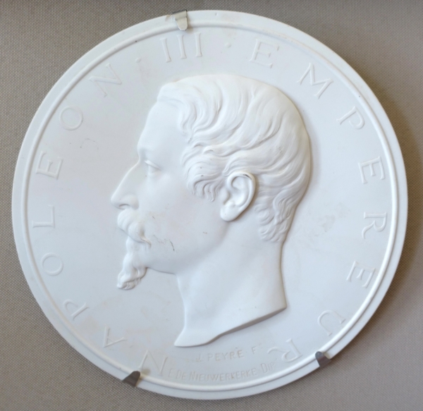 Manufacture de Sèvres : grande médaille portrait de l'Empereur Napoléon III en biscuit - 22,5cm