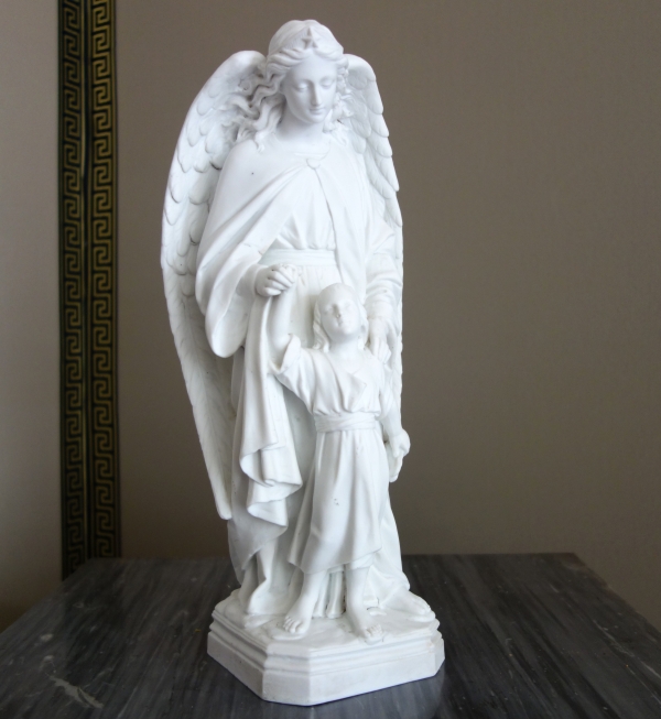 Grande statue d'Ange Gardien, biscuit de porcelaine, objet religieux traditionaliste - XIXe siècle