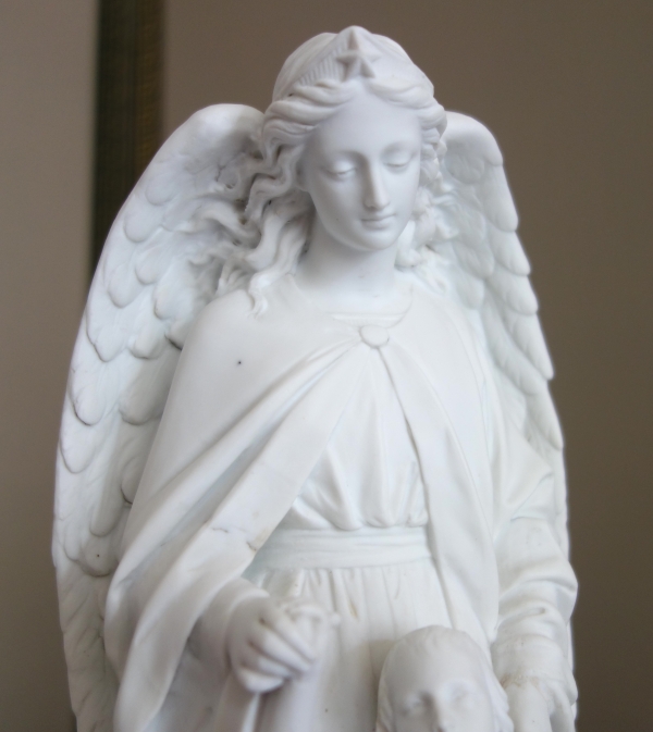 Grande statue d'Ange Gardien, biscuit de porcelaine, objet religieux traditionaliste - XIXe siècle