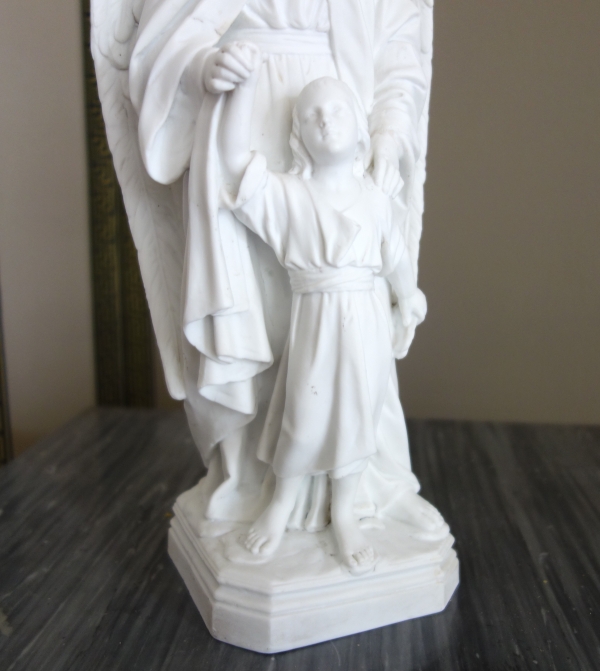 Grande statue d'Ange Gardien, biscuit de porcelaine, objet religieux traditionaliste - XIXe siècle