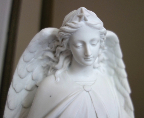 Grande statue d'Ange Gardien, biscuit de porcelaine, objet religieux traditionaliste - XIXe siècle