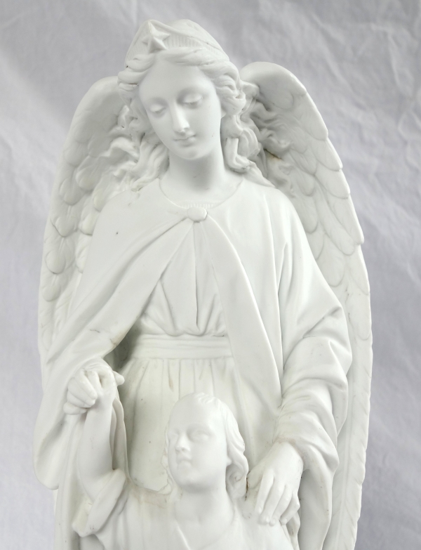 Grande statue d'Ange Gardien, biscuit de porcelaine, objet religieux traditionaliste - XIXe siècle