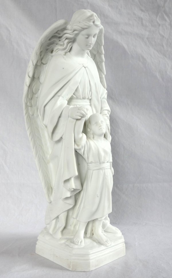 Grande statue d'Ange Gardien, biscuit de porcelaine, objet religieux traditionaliste - XIXe siècle