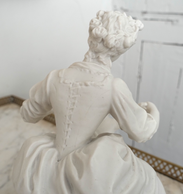 Manufacture de Sèvres : scène galante du XVIIIe siècle - la leçon à l'amour, biscuit signé