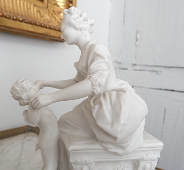 Manufacture de Sèvres : scène galante du XVIIIe siècle - la leçon à l'amour, biscuit signé