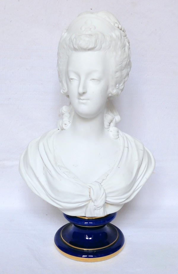 Sèvres : buste de Marie Antoinette Reine de France en biscuit de porcelaine - signé