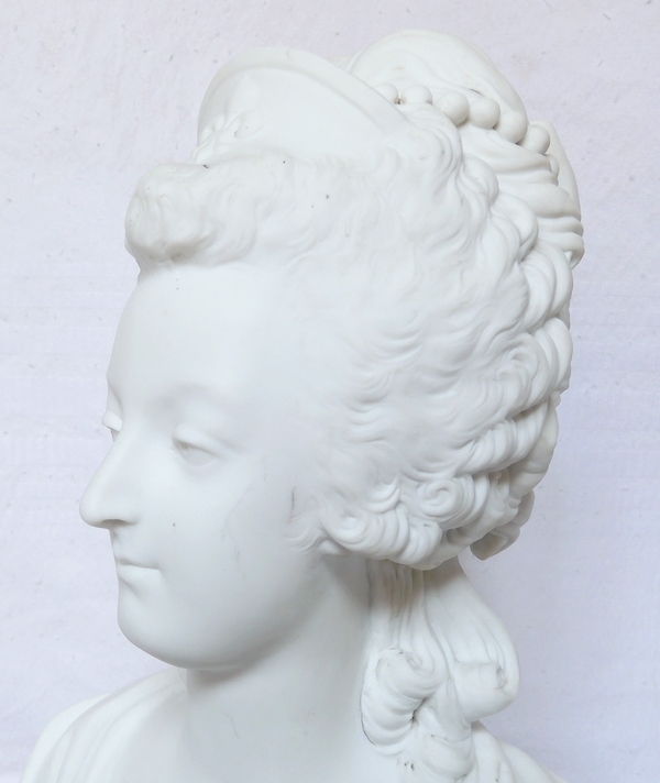 Sèvres : buste de Marie Antoinette Reine de France en biscuit de porcelaine - signé