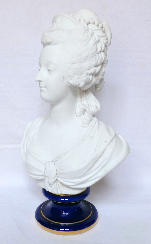 Sèvres : buste de Marie Antoinette Reine de France en biscuit de porcelaine - signé