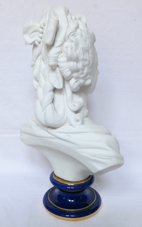 Sèvres : buste de Marie Antoinette Reine de France en biscuit de porcelaine - signé