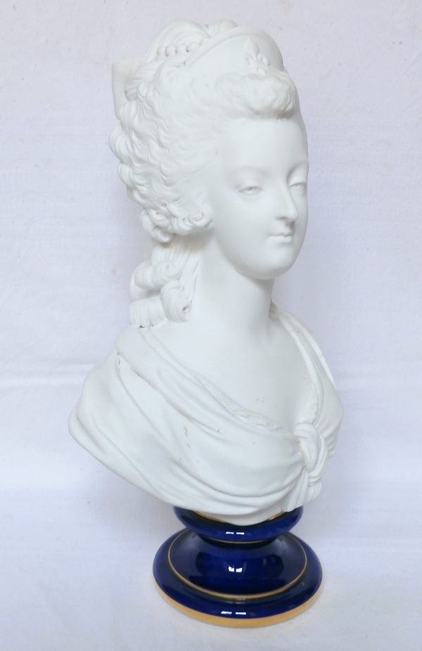 Sèvres : buste de Marie Antoinette Reine de France en biscuit de porcelaine - signé