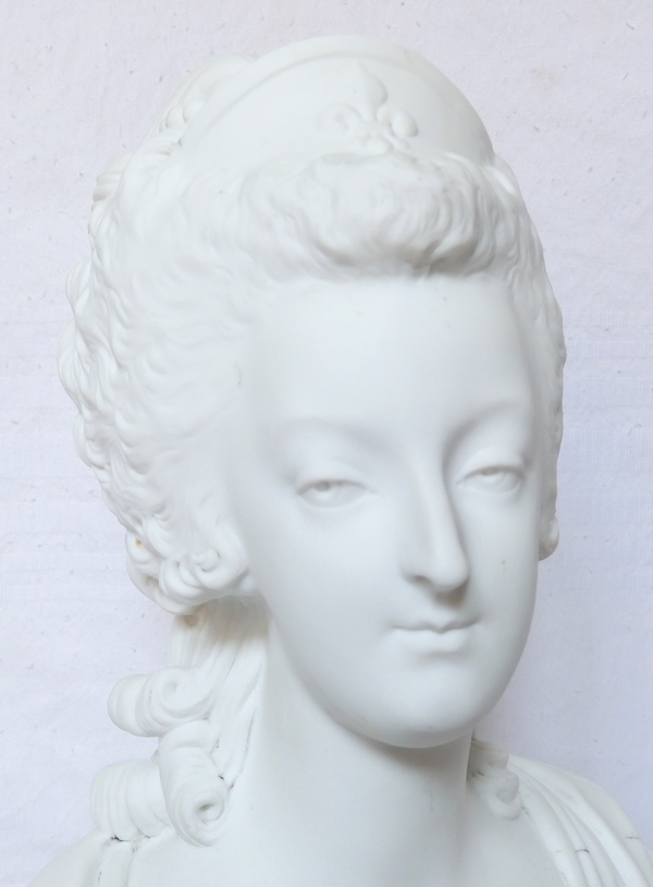 Sèvres : buste de Marie Antoinette Reine de France en biscuit de porcelaine - signé