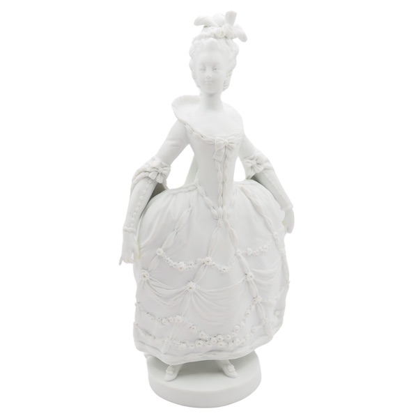 Statue de la Reine Marie Antoinette en robe de cour d'après Vigée Lebrun, biscuit de Sèvres signé